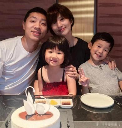 许昕和儿女为姚彦庆37岁生日，妹宝和妈妈小时候很像，蛋糕很精致 ​​​