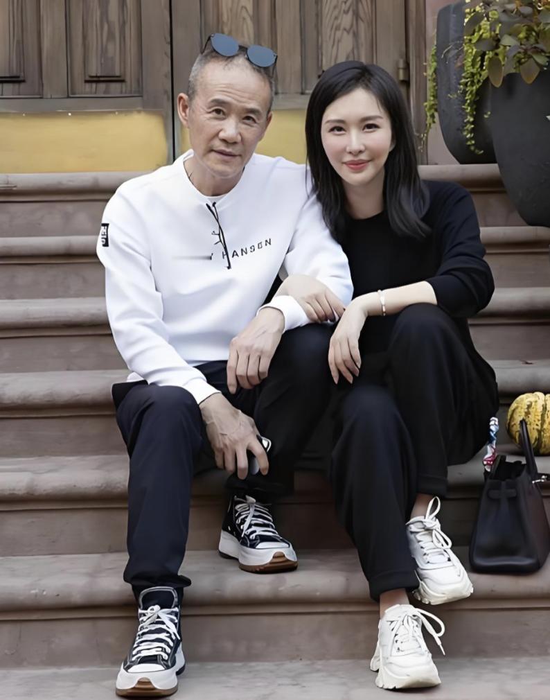 99万贵族礼仪学院的争议闹得沸沸扬扬，田朴珺的课程教用银叉切牛排、拿长壶倒茶水，