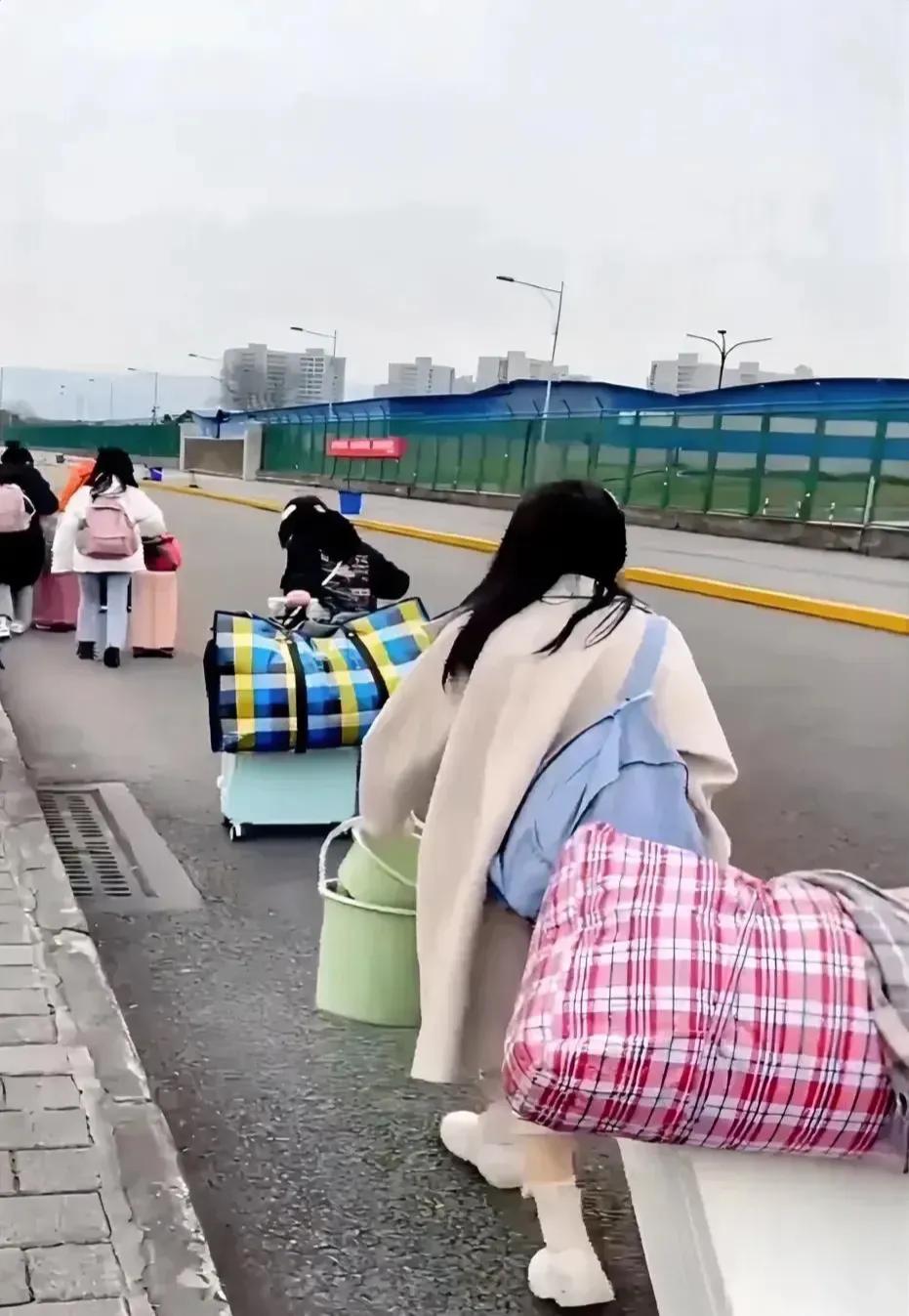 返程了！！
新一年的奋斗又开始了…[赞][赞][捂脸][捂脸][灵光一闪][灵光