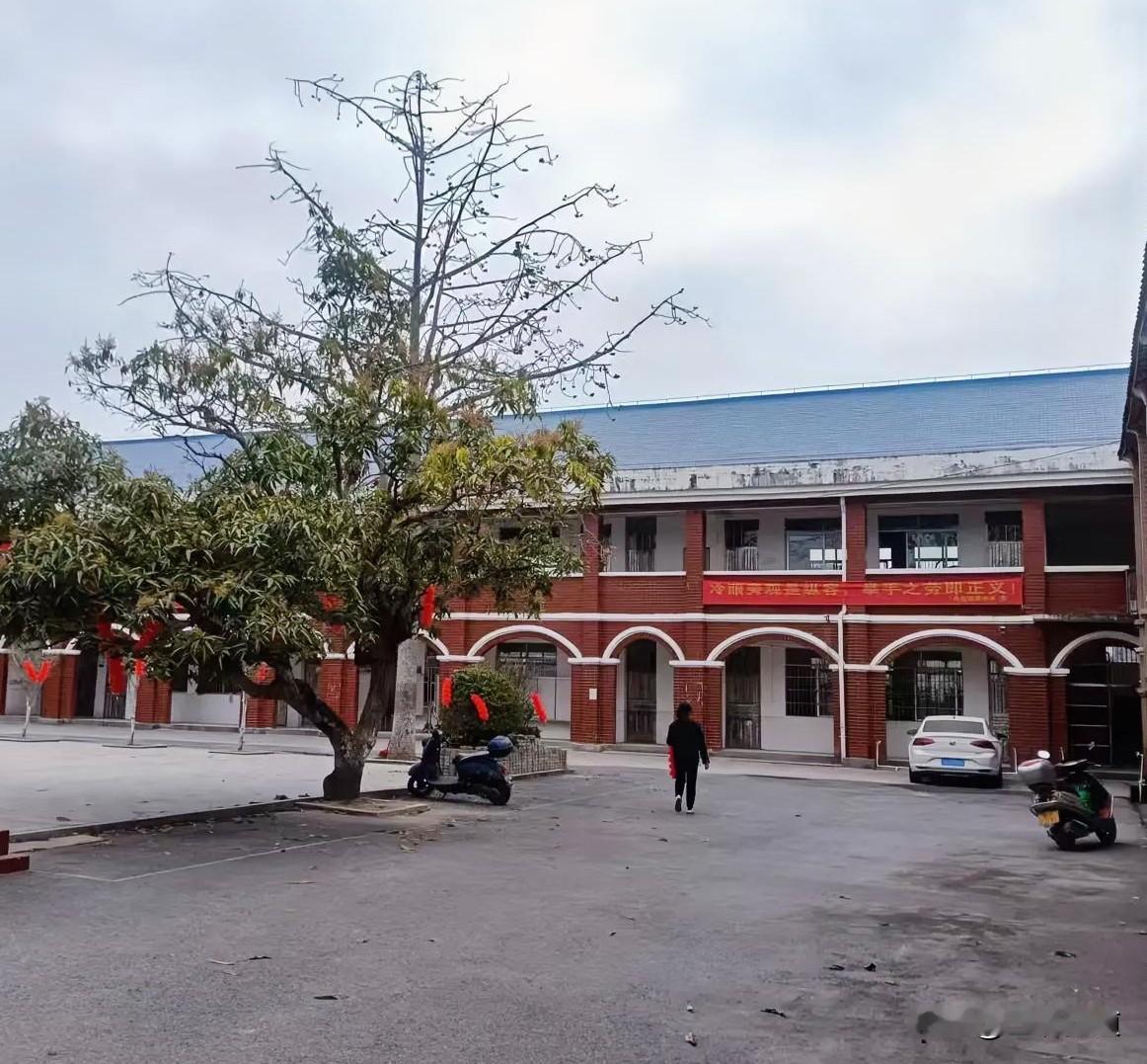 有人觉得我比族里一些人大四五辈有人不信，祖先在村里发展十几辈了，我祖上从低七八辈