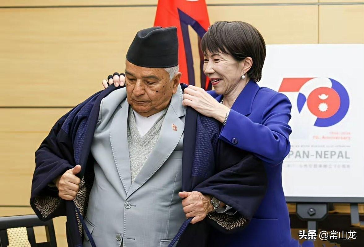 高市早苗与到访的尼泊尔总统波德尔会谈时，送给波德尔一件日本外套，并特意暖心地亲自