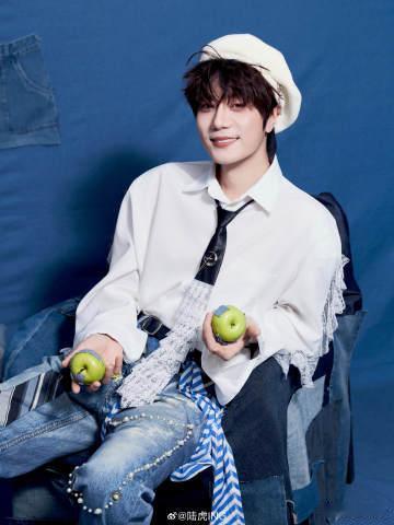 陆虎我们和好了吧 每次看到你合十，我的心也随之震动，仿佛我们的灵魂在交汇，感恩这