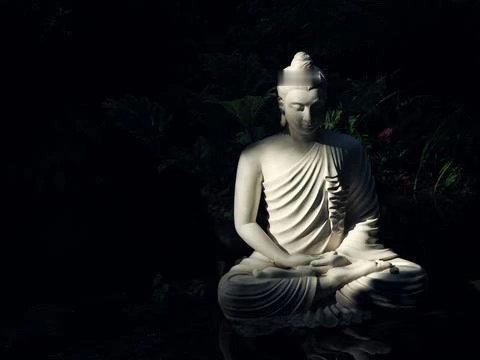 我们不要斤斤计较人生的一切，要让自己的心能够安宁，我们只有想着众生，为别人活着的