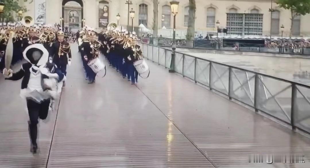 法国奥运开幕式，让我想到了《指环王》系列，那个火炬手跟《双塔奇兵》里拿着火炬冲 