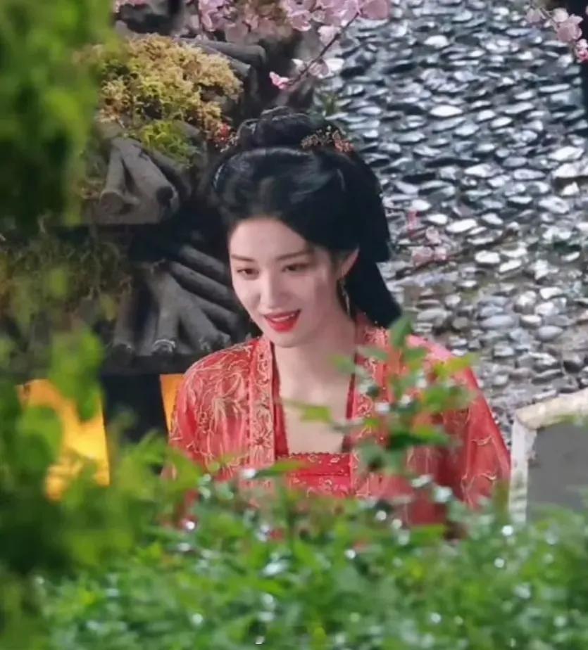 王楚然新剧《烽影燃梅香》红衣路透妆造，有惊艳到你吗[并不简单] ​​​
