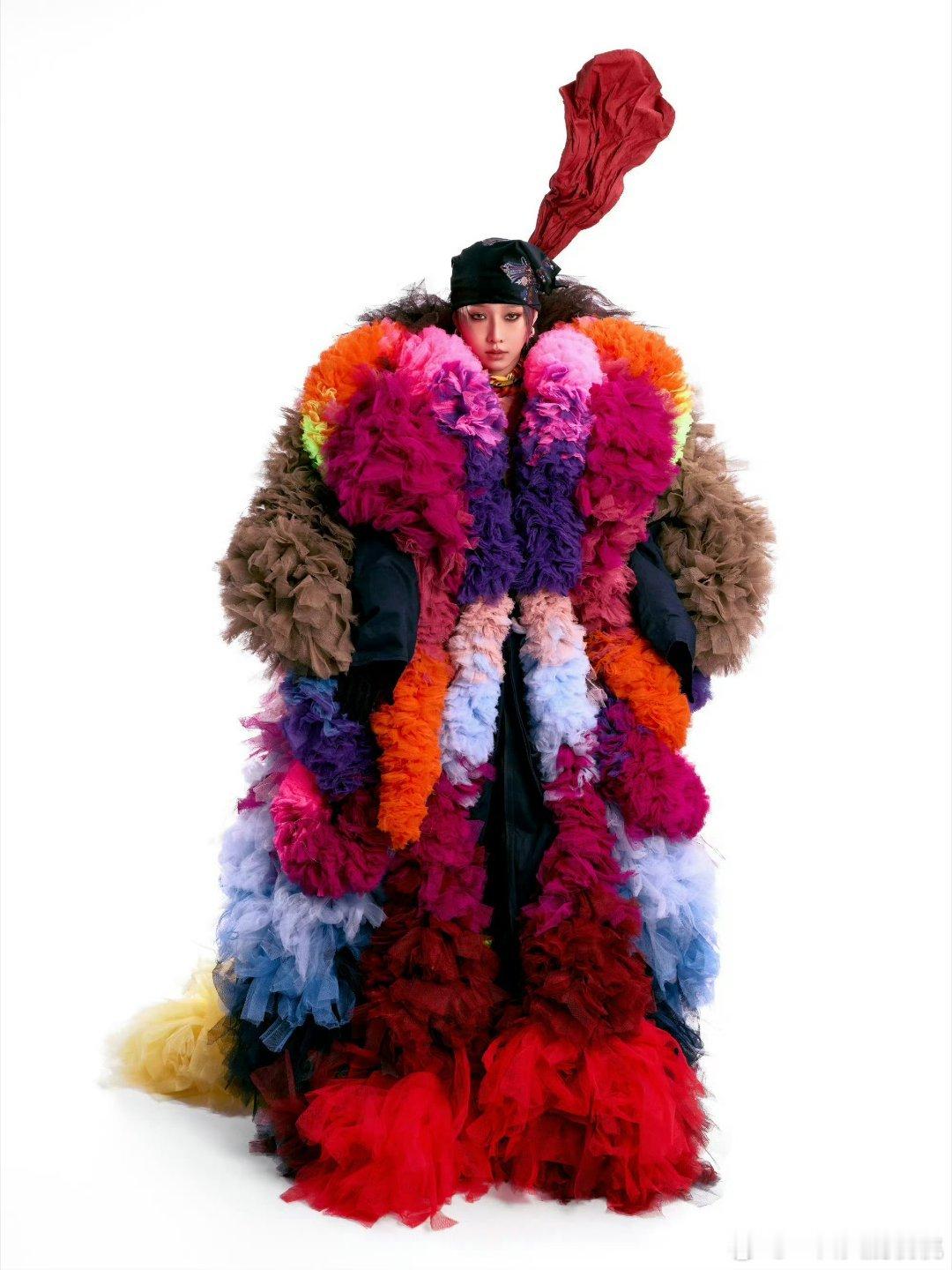 刘雨昕今晚『仙那度2.0巡回演唱会』苏州站舞台造型，身穿Germanier 高定