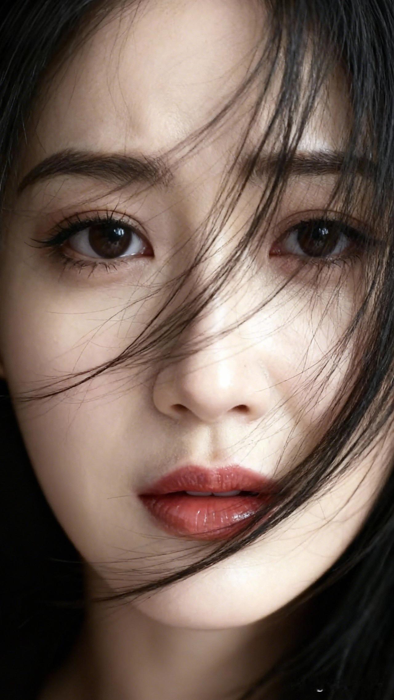 风拂面，情入画。高清手机壁纸分享 沉静的目光，柔美的唇色，黑发飘逸，宛如一幅动人