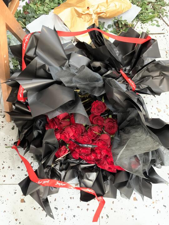 花艺师的崩溃瞬间🤪！99支红玫瑰被闪送摔地