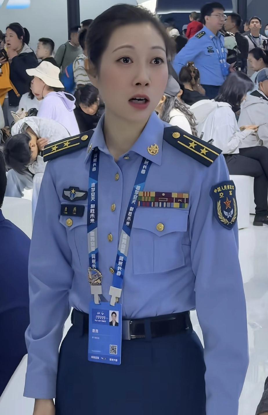 1、这位空军小姐姐是什么军衔？

答案，是中校军衔，中校军衔通常对应副团职，或者