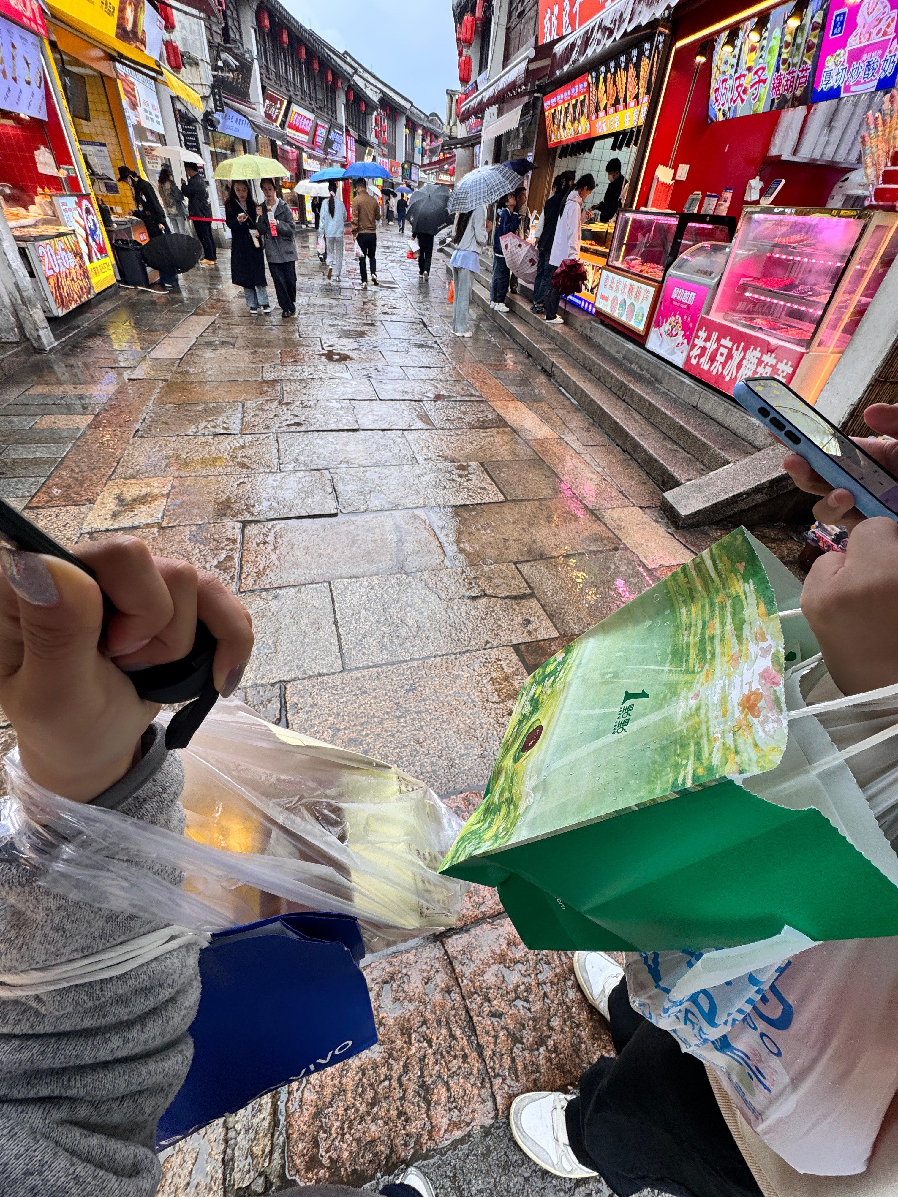 两个人就这样 大风大雨出门吃吃 湖州