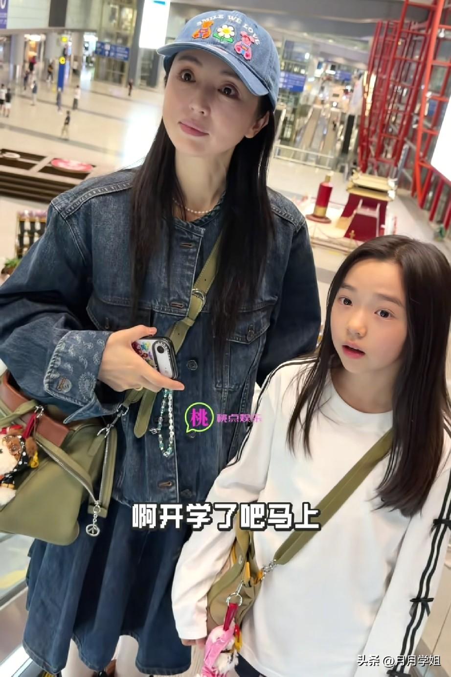 董璇你长点心吧！
被路人问到酒窝你今天是不是开学了？母女俩都是懵的妈妈真的是一脸