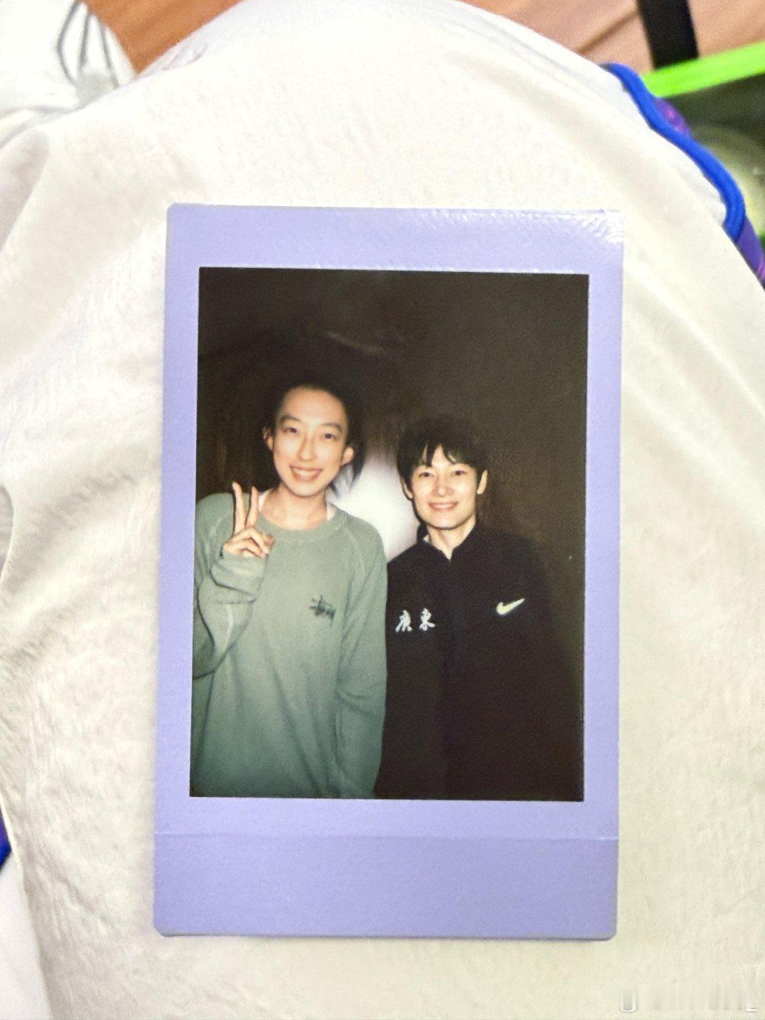 杨力维杨力维 20260104(作者发布时间)姐姐合照拍立得1P图源:xhs 仙