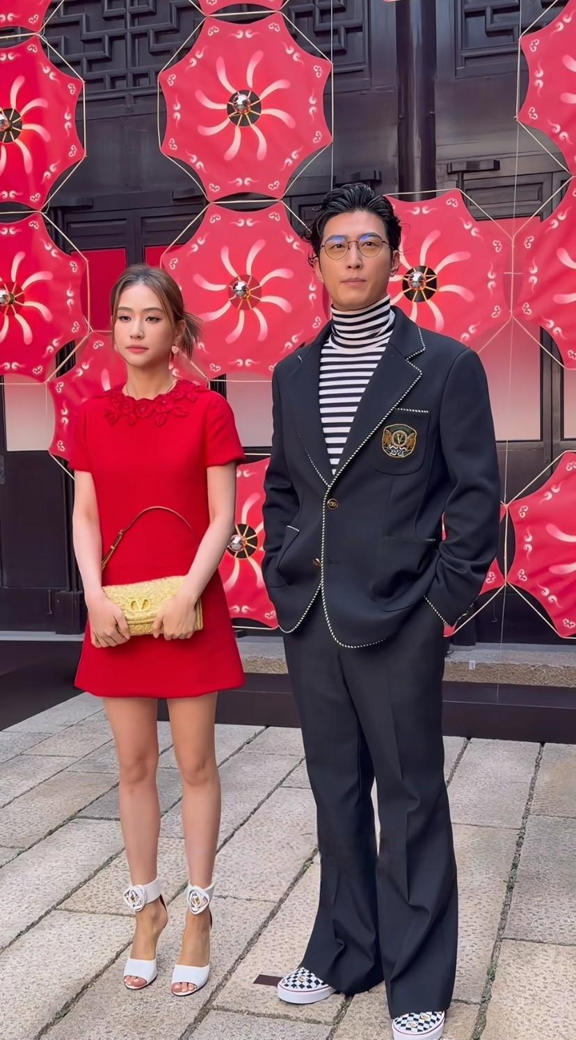 窦骁的手插在裤兜里。
很深。
何超莲穿细高跟，下台阶时踉跄了一下。
他的手，还在