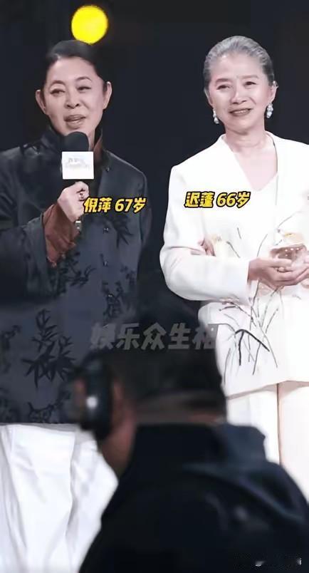 倪萍说和迟蓬17岁在一个宿舍里住了7年。青春最美好的日孑，记得咱俩看完小花电影后