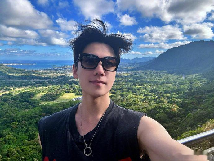 杨洋海岛度假plog杨洋海边度假的穿搭也太会了吧！黑色无袖 T 恤利落又阳光，白