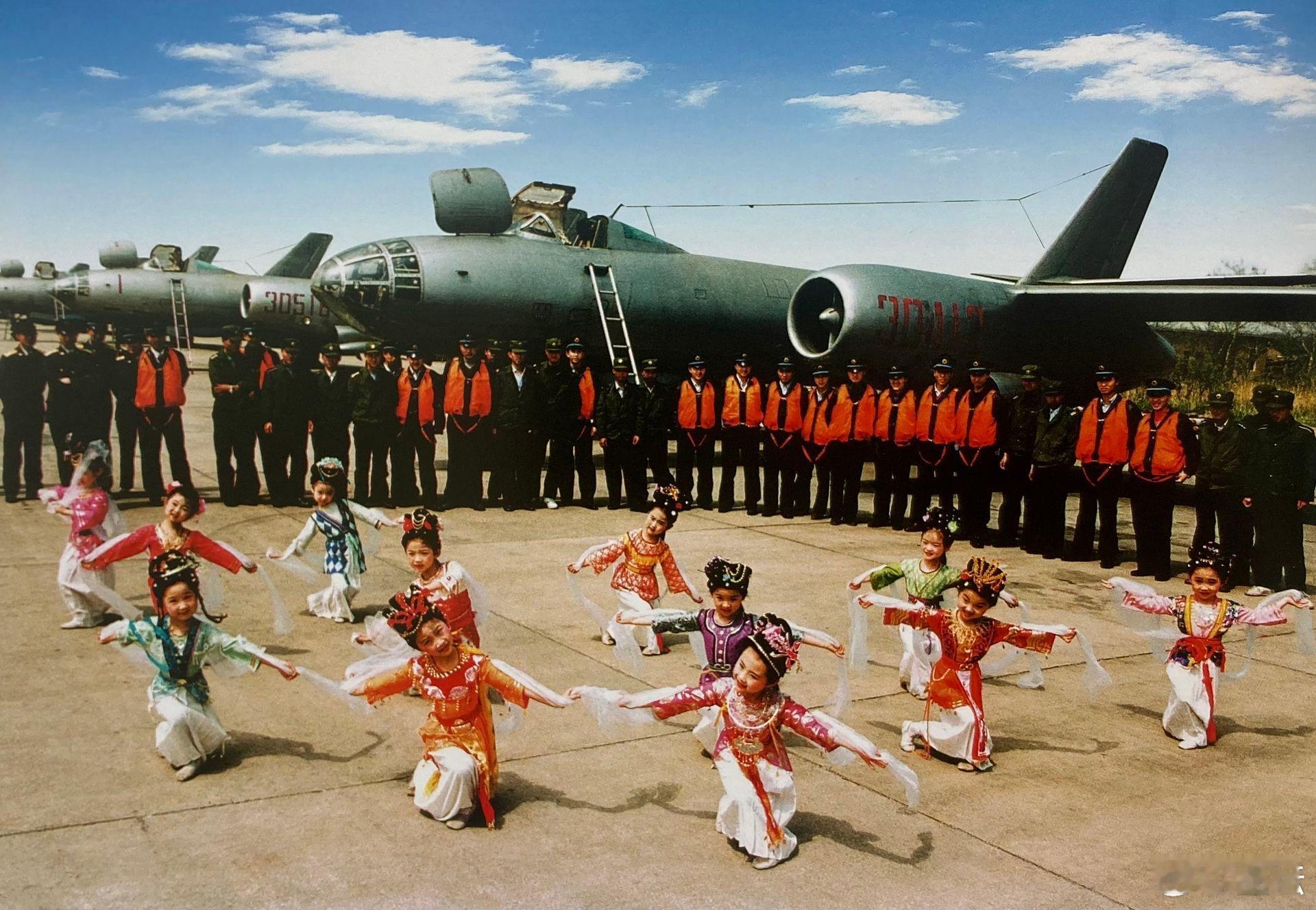 百灵鸟闹军营。 