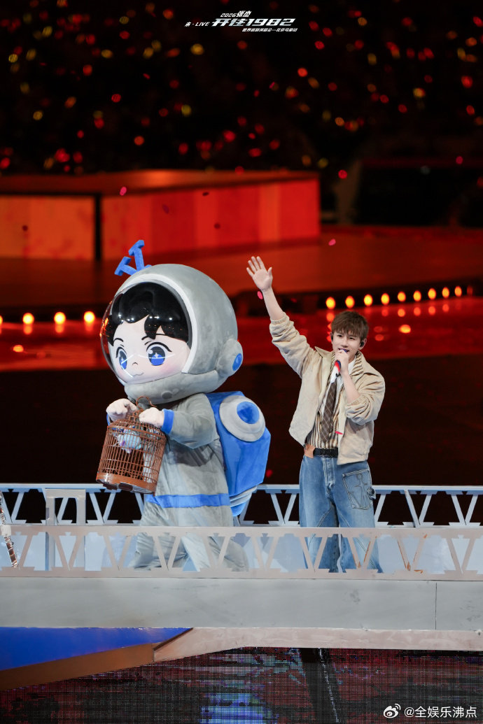 张杰鸟巢行程即将过半感谢七场陪伴，剩下九场，我们一起把浪漫拉满 