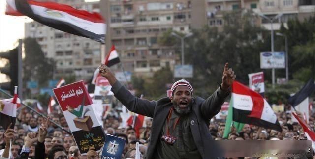 现在发生在伊朗的事情，只要稍微观察，就可以发现剧本如此熟悉，曾经也发生在中东其他