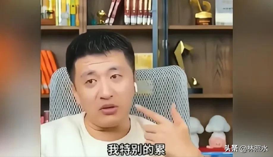 直播的时候，张雪峰老师说了好几次“我太累了”。
有多累呢？有一年，他到处参加讲座