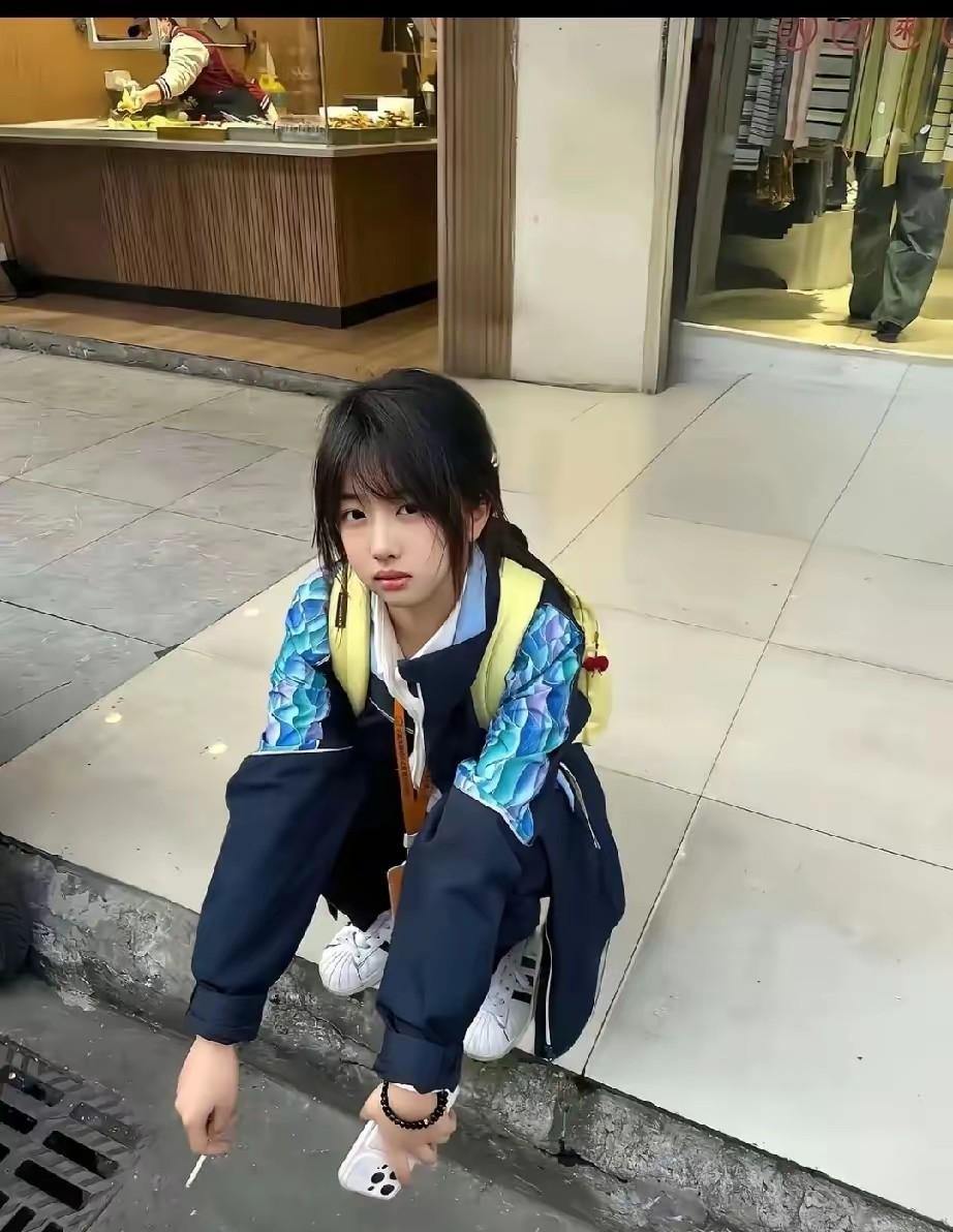 每一个父亲都希望自己有一个贴身的“小棉袄”！爸爸喜欢女儿，妈妈喜欢儿子！这是目前