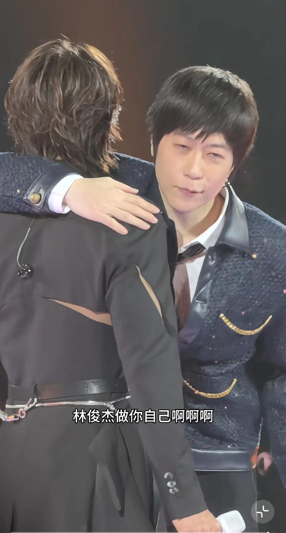 言承旭因提词器上热搜被网暴，阿信与他一起回应，今后只做自己，言承旭已经好几个晚上