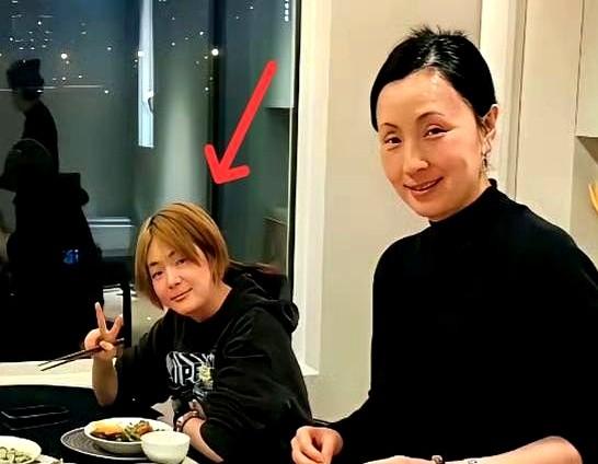 陶虹女儿近照，简直是徐峥戴了假发！

最近上海家宴照一流出，大家又炸了。17岁的