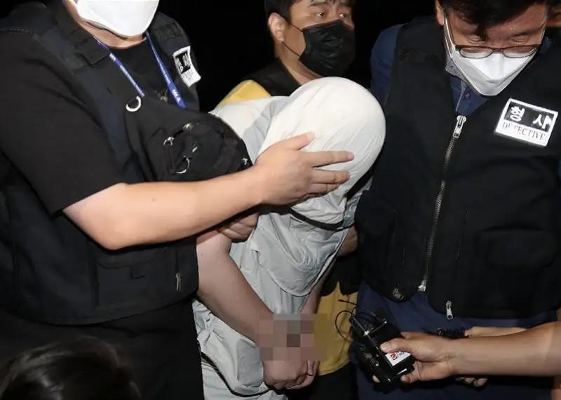 文文，留学生，25岁，在韩国庆山失去了生命。

凶手郑某，31岁，中国籍讲师。案