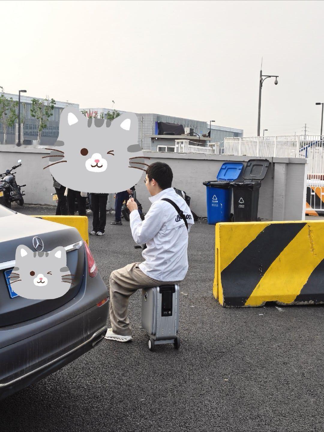 来北京车展了这次车展启用了北京新国展二期，一期二期俩馆加一起有 38 万平方米给