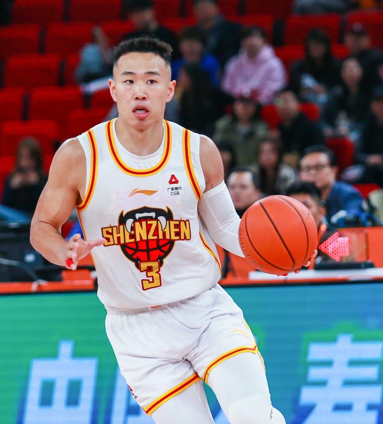 大家发现没，随着深圳102-98击败新疆，豪取十连胜，贺希宁拿到32分4篮板3助