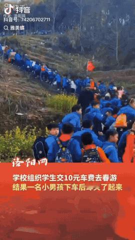 山东，一学校组织学生交10元去春游，没想到一名学生到达目的地却哭了，老师问: “