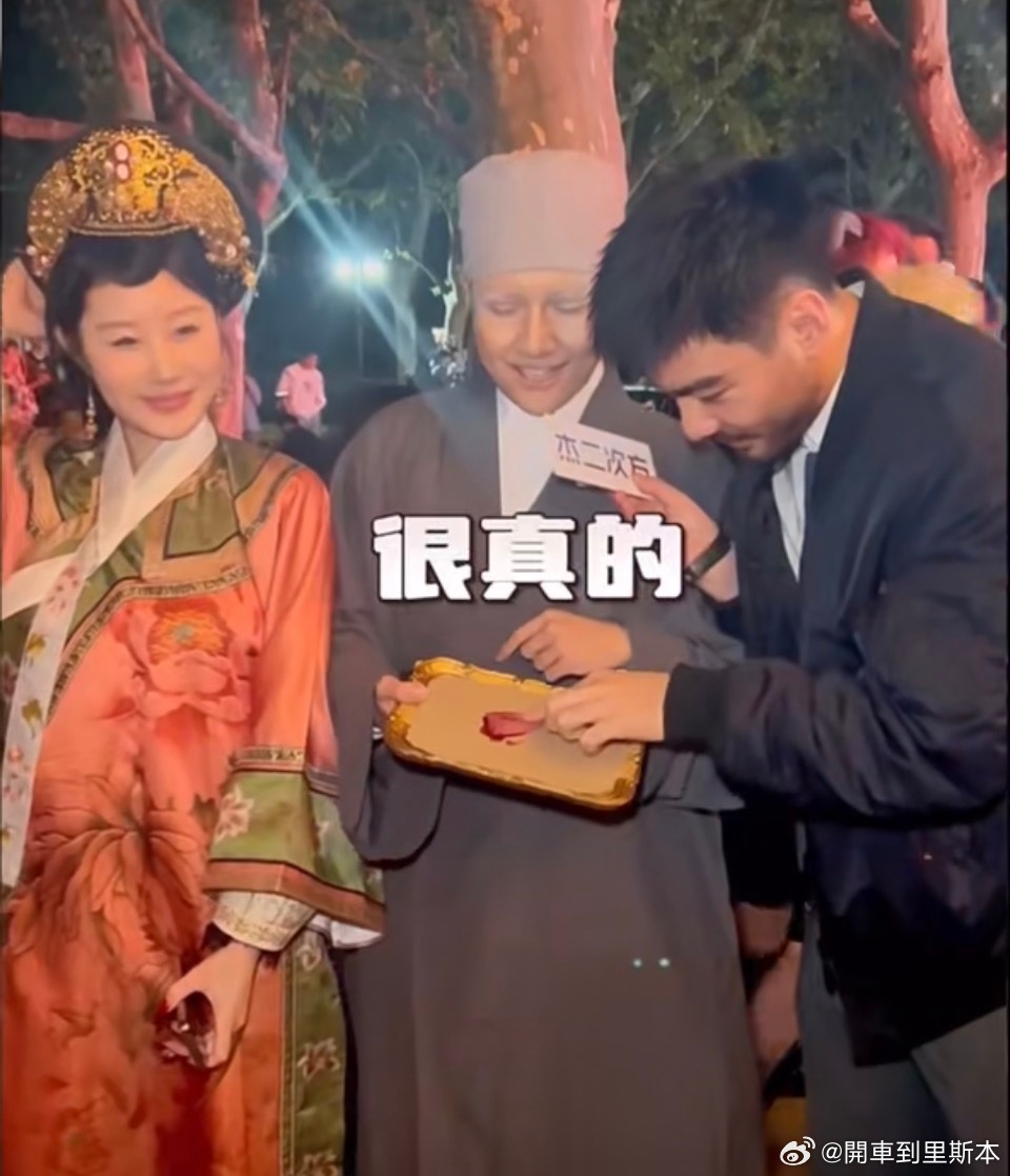 当年万圣节，本宫还真的很年轻很年轻，满脸的胶原蛋白，好温柔啊。。 ​​​