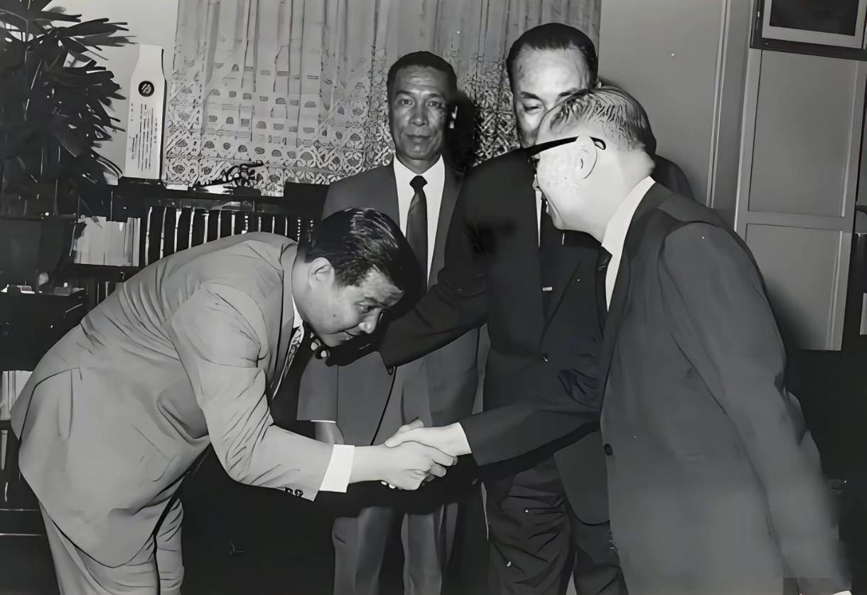 1969年，香港著名的五亿探长吕乐，来到台湾，拜见严家淦。吕乐在香港社团里面，是