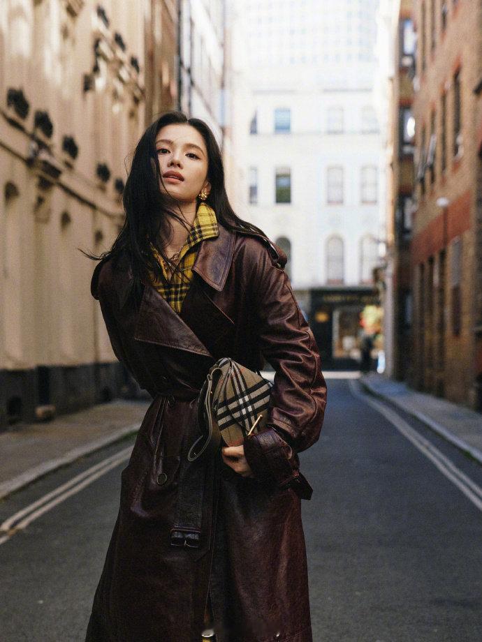 张婧仪Burberry红风衣 新年穿搭教科书上线！张婧仪一袭红色风衣亮相街头，为