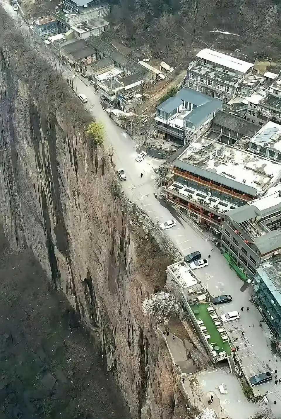 一个敢施工，一个敢住 ​​​