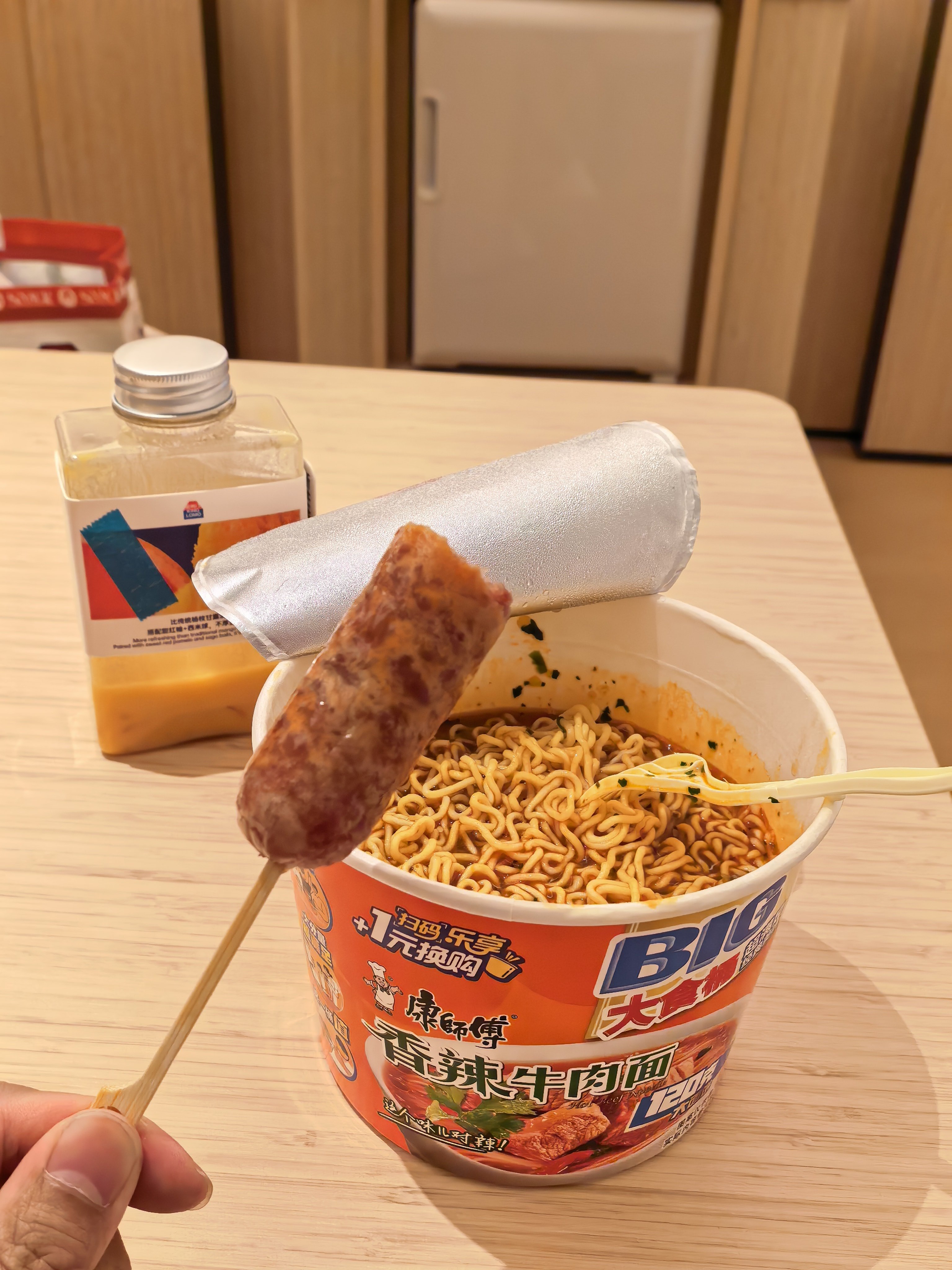有的时候还得是泡面。在外面出差，晚饭突然想吃炸酱面，在网上点了个外卖，等了40多