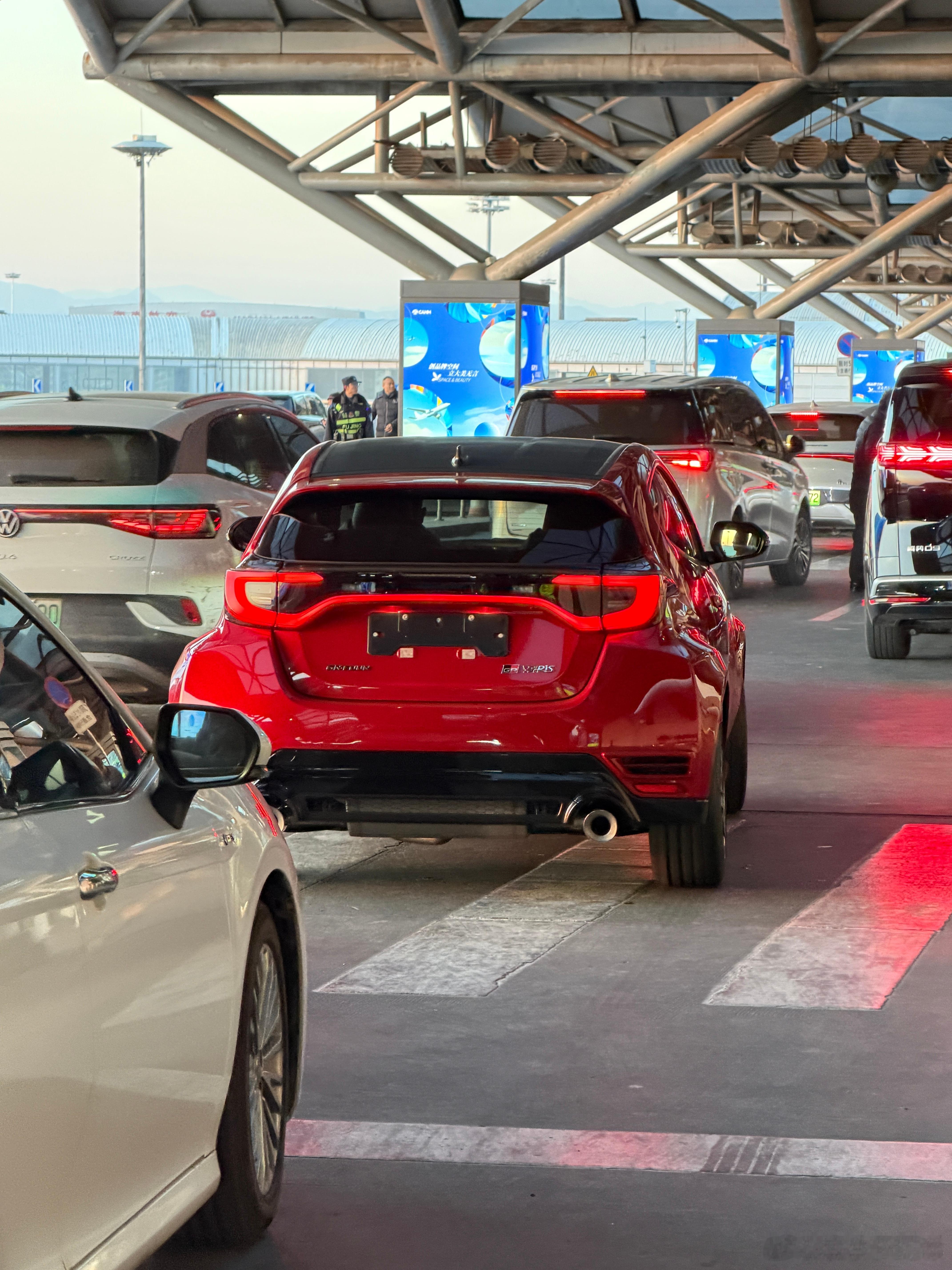 开GR去机场，飞满洲里参加GR冰雪，小红鸭的肥屁股真好看