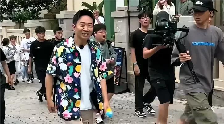 真的建议杨迪要把注意力放在自己的演艺事业上，多提升提升自己的业务能力才是正道，不