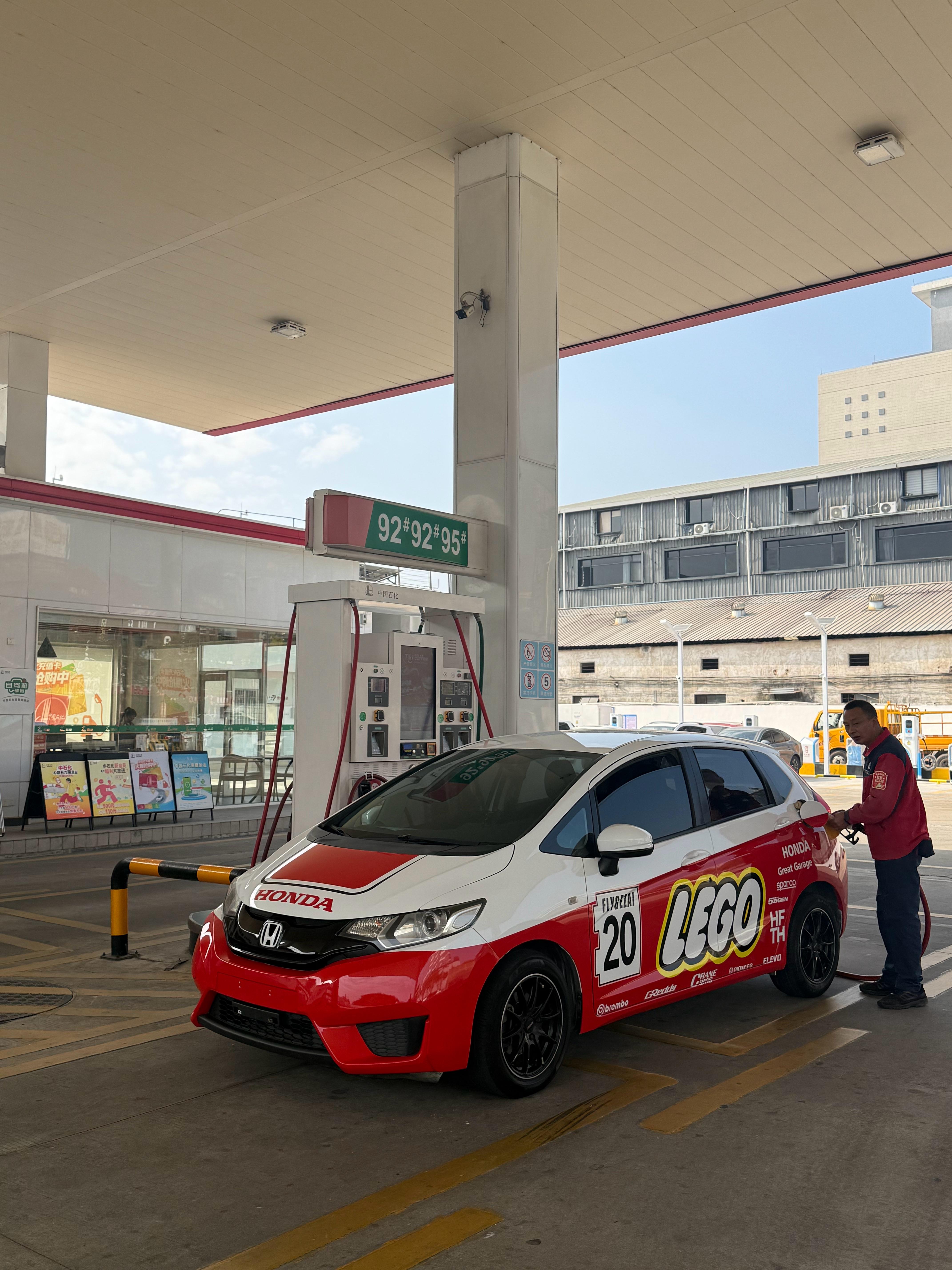 为什么车在加油时会特别好看？ 