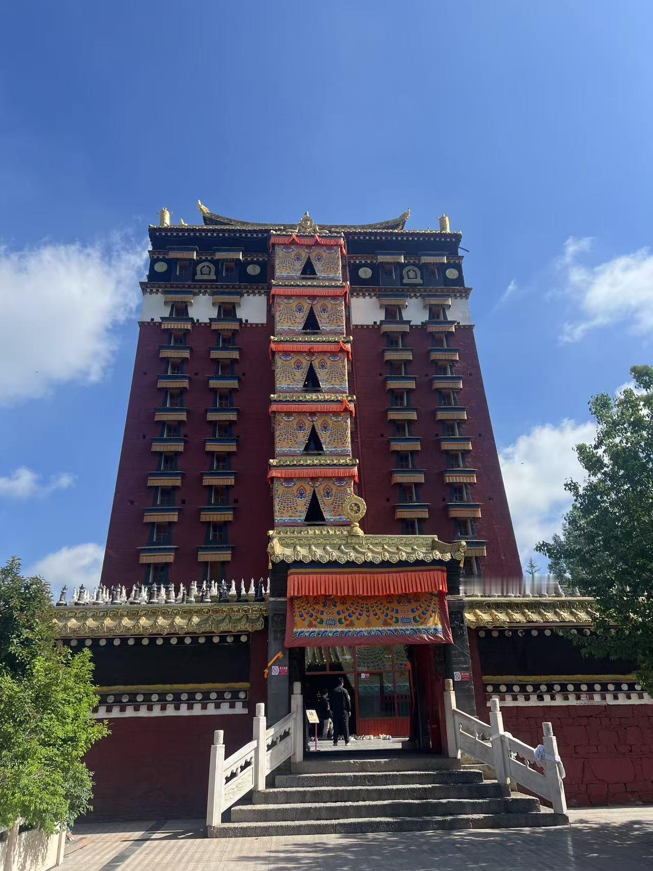 低调奢华的各莫寺，走甘南反阿坝时一定要去打卡，说是一座寺庙，其实一个镇子都是寺庙