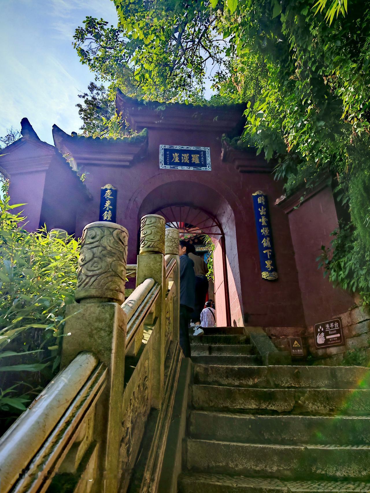 一座古老的庙宇，沉淀着岁月的气息。昆明市西山风景区里风景独好
