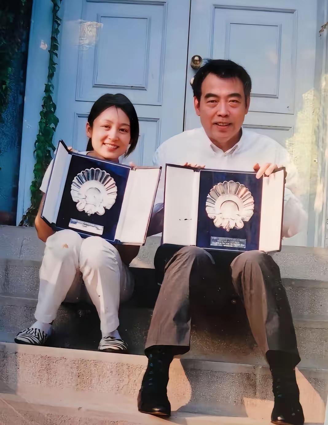 翻到这张1994年陈红和陈凯歌在北京的旧照，仿佛能穿越时空，看到那段热烈的爱情开