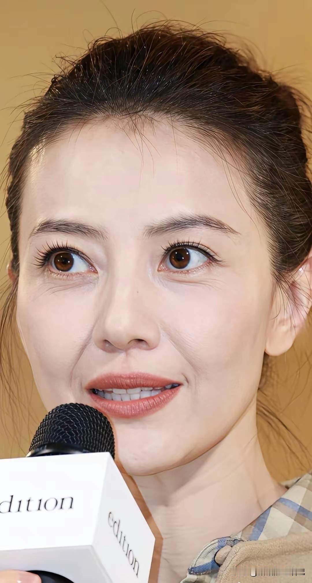 万万没想到，当年迷倒万千男人的女神，如今老成这样了。

之前的她，长得风华绝代，