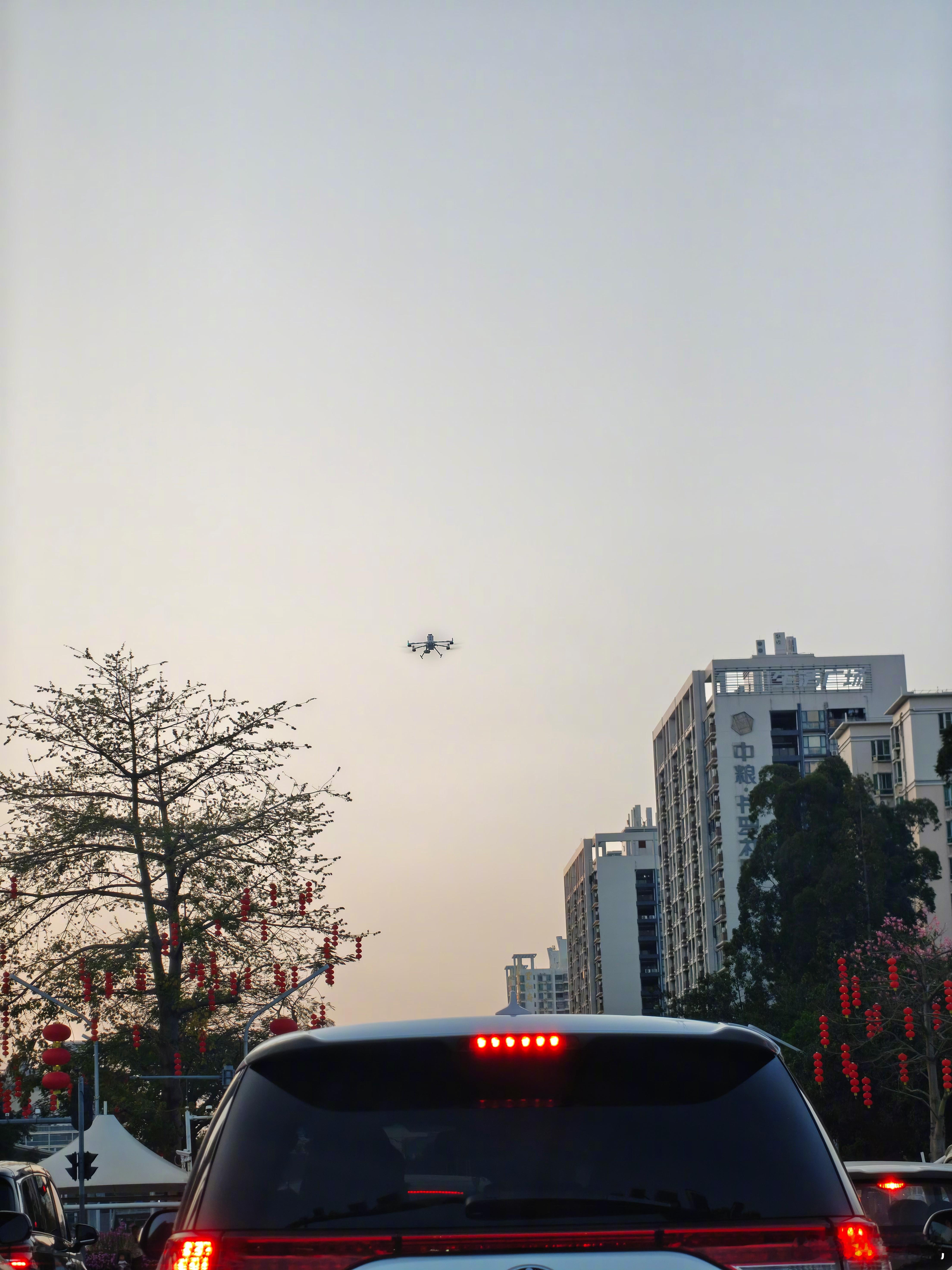 等红绿灯时，天上传来交警👮♂️🚗维持秩序的声音！？原来是无人机执勤！深圳确实