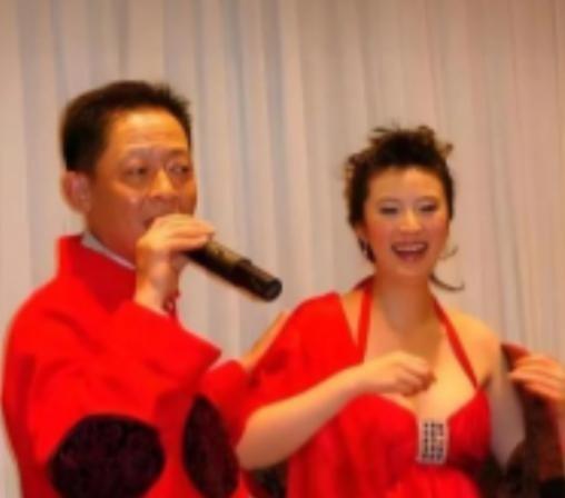 2008年，女富婆陈坚红迷上了王志文，她抛出一个无法拒绝的条件，“我五亿身家，年