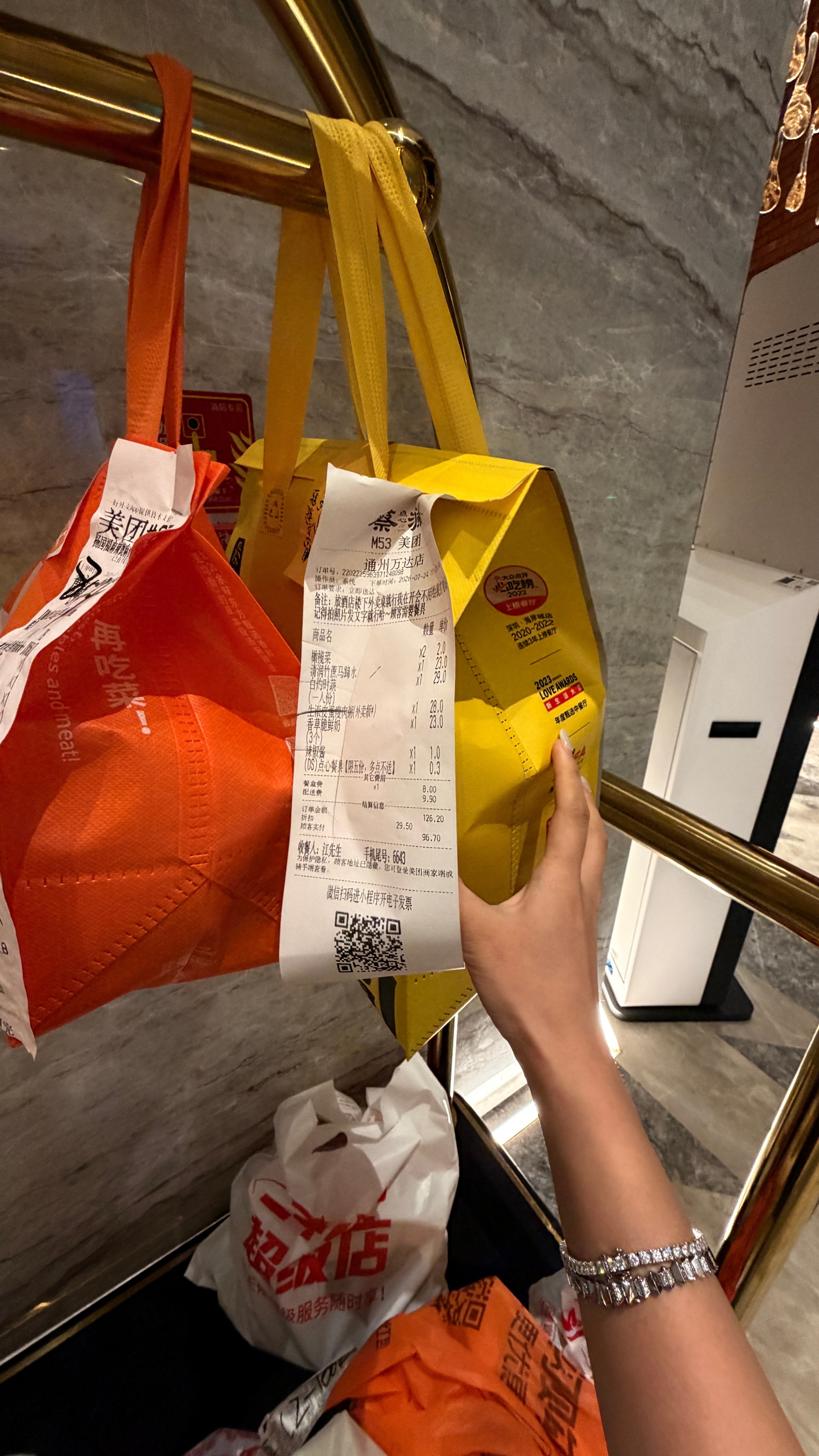 回酒店趴床上我就睡着了……现在开始雷霆进食！饿鼠了饿鼠了图1图2是我出差超爱吃的