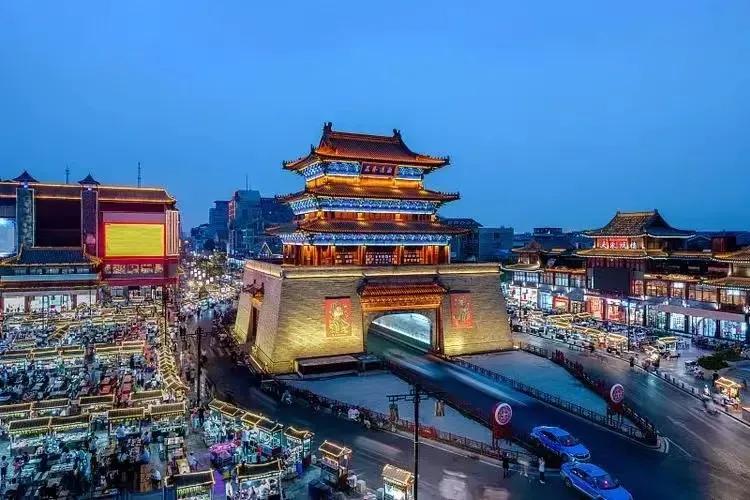 开封赋
 
开封名城，华夏璀璨，地处中州，黄河之畔。
 
史源久远，夏商萌端。春