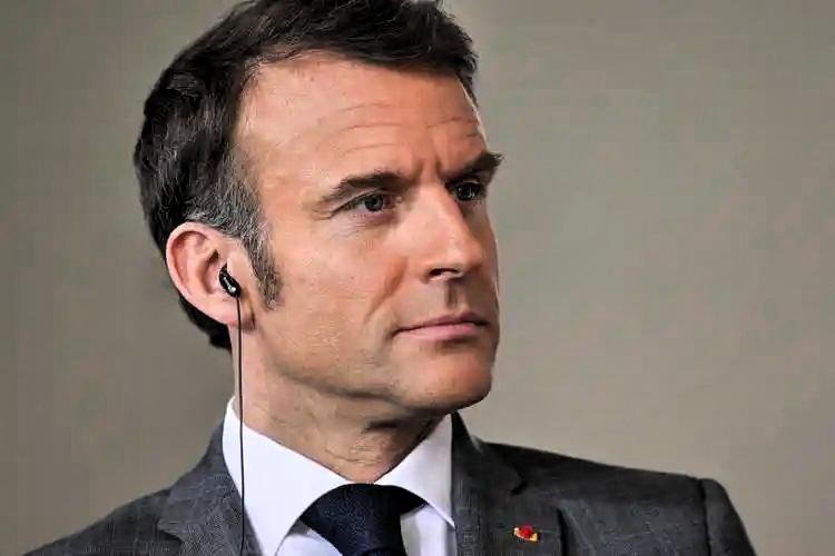 真搞不懂马克龙
为什么这个人这么双标！”

他在成都看熊猫、打乒乓球，被大学生热