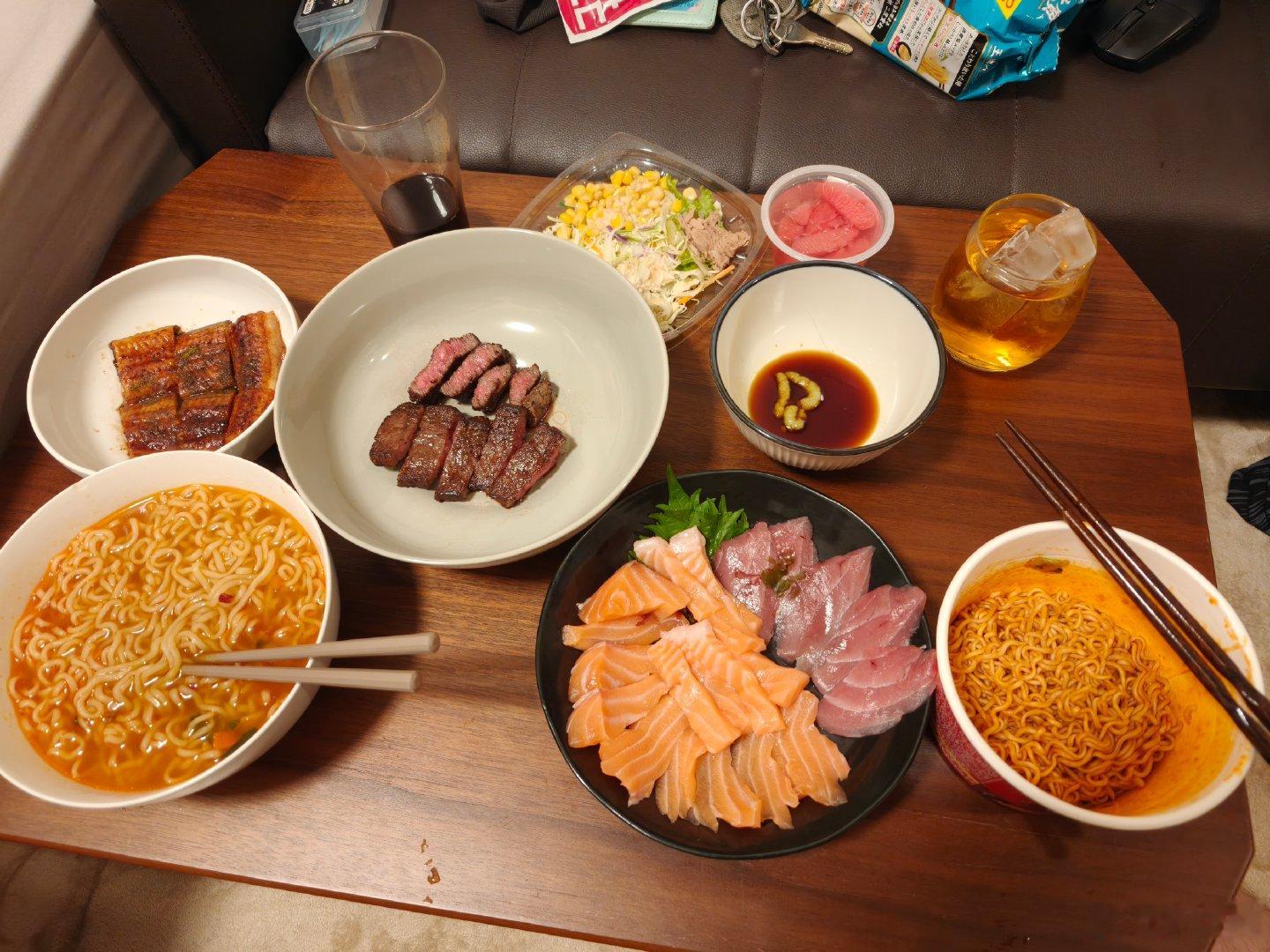 小泉家今天的饭  整了点烤鳗鱼牛排刺身和泡面，再加点健康蔬菜和水果（存疑。。。）