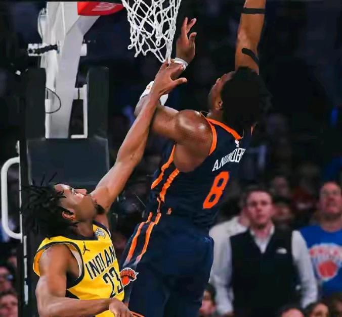 尼克斯伤了四个主力，2-0领先步行者，这么打下去，要没人可用。
第一，尼克斯常规