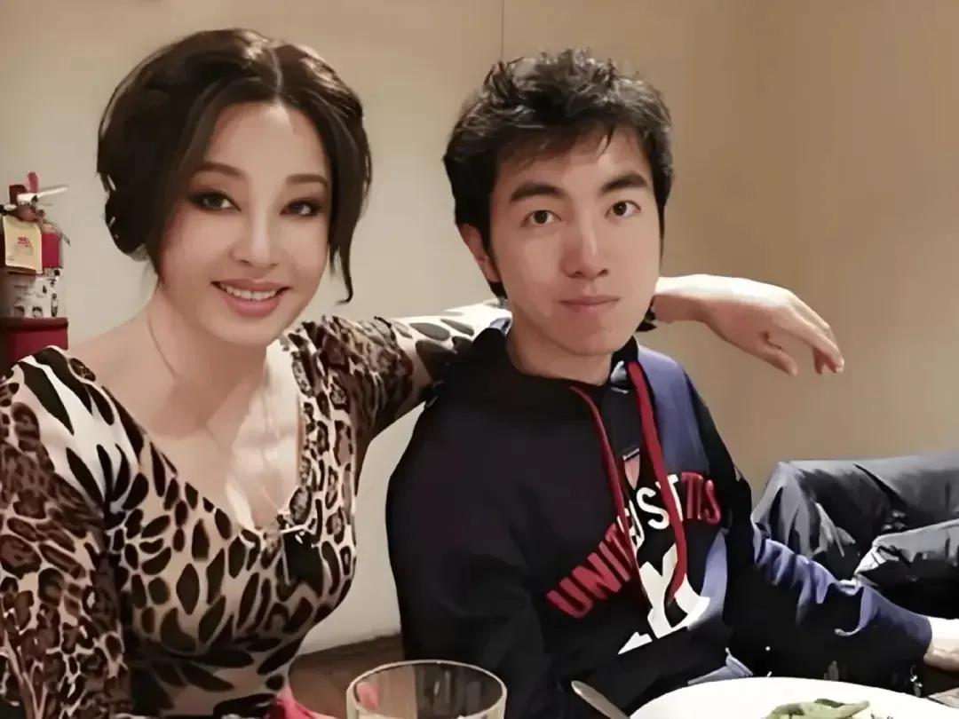 前男友这次也是豁出去了，直接跑刘晓庆家楼下堵她，要不是有保镖在场，经纪人死死护着